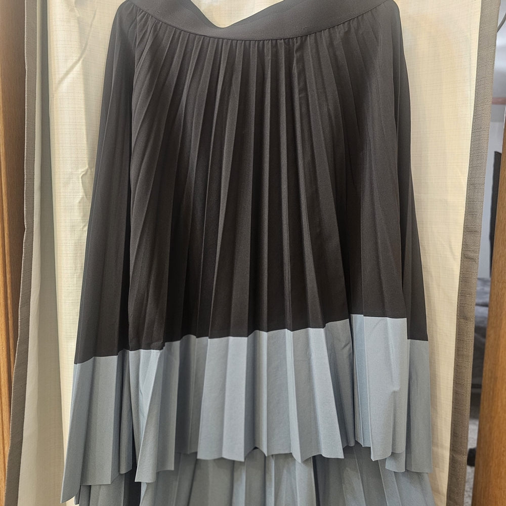 Athleta Black and Gray Pleated Midi Skirt